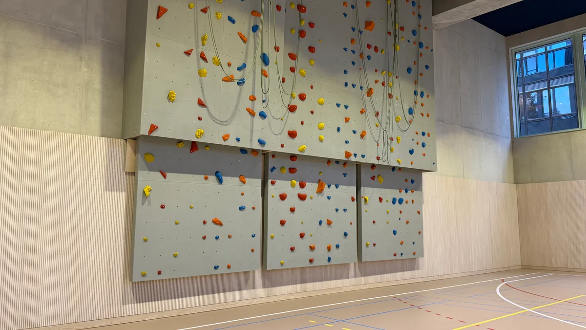 Die ausfahrbare Kletterwand ist ein Highlight für die Schüler. Die Kletterwand.