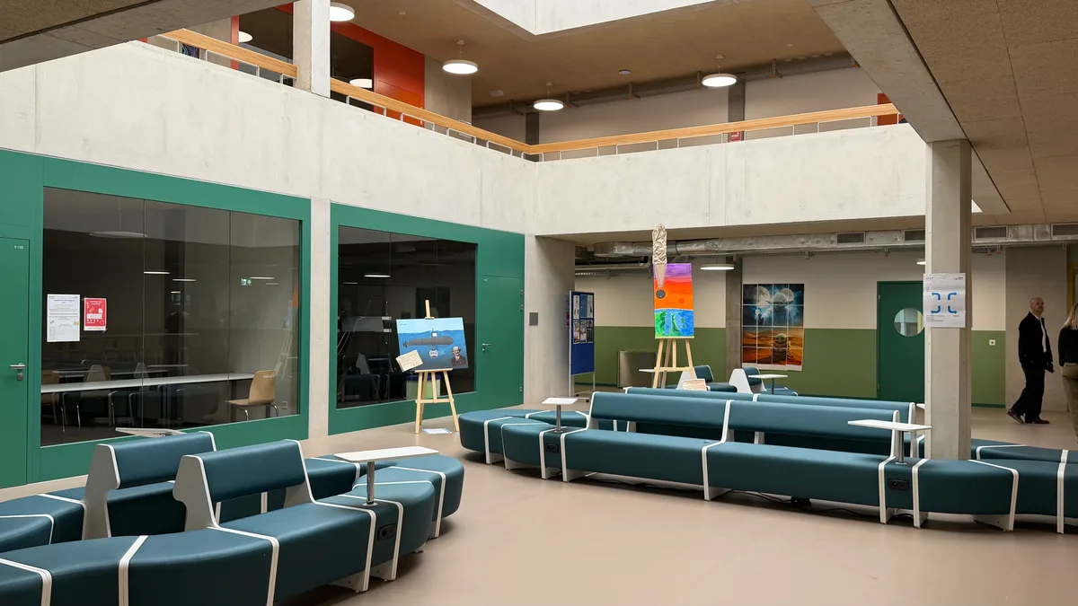 Im Atrium können sich die Schüler aufhalten zum Lernen oder Erholen. Das Atrium.