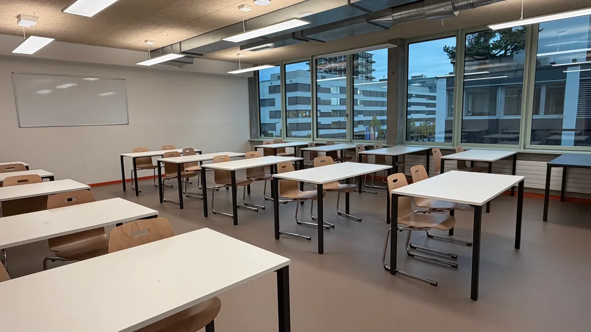 Jedes Schulzimmer ist auch mit einer interaktiven Wandtafel mit Berührungserkennung ausgestattet. Ein Schulzimmer.