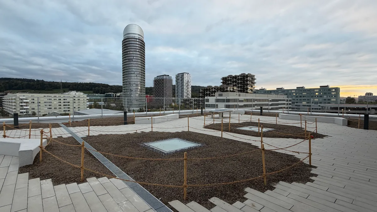 Auf dem Pausenplatz fehlen zwar noch die Bäume, die Aussicht macht es aber wieder wett. Pausenplatz mit Panorama.