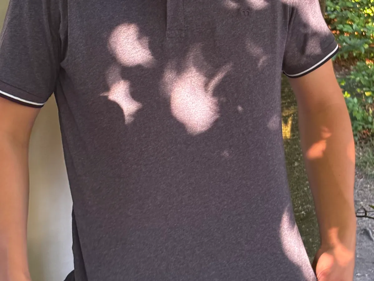«Wow, du hast ja ganz viele Sonnenfinsternisse auf dem Bauch!» Sonnenfinsternis auf Shirt.