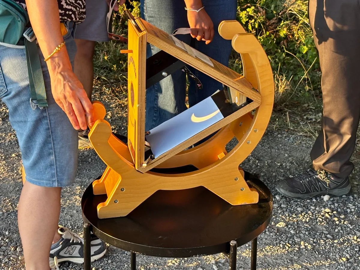 Mit diesem Sonnenprojektor lässt sich die Sonnenfinsternis komplett ohne Gefahr für die Augen beobachten. Experimente am Waldrand.