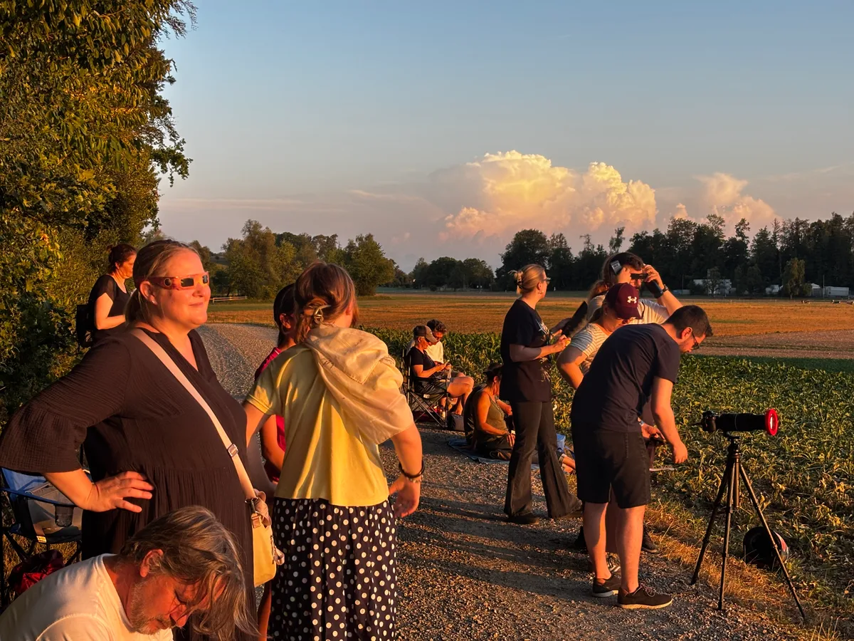 31033001-6 Fotografieren, experimentieren oder einfach nur geniessen: Jeder erlebt die Sonnenfinsternis anders, aber alle waren tief beeindruckt.