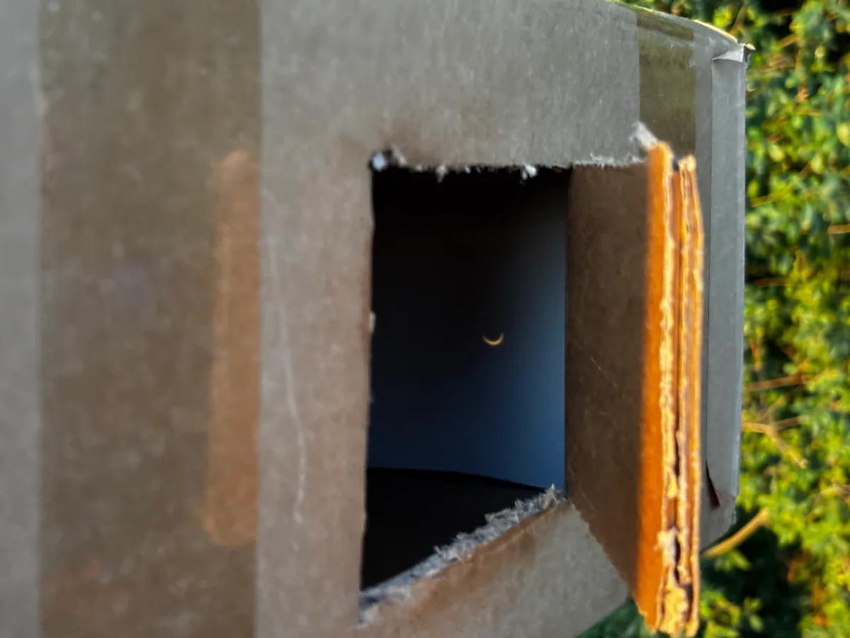 Eine Camera obscura aus Karton: Auch diese selbst gebastelte Lochkamera war am Mittwoch im Einsatz. Eine selbst gebastelte Lochkamera mit kleiner Projektion der Sonnensichel.