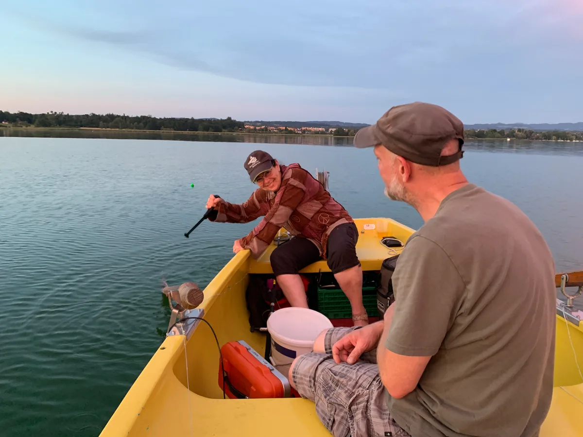 Mit zwei Fischern auf dem Greifensee.