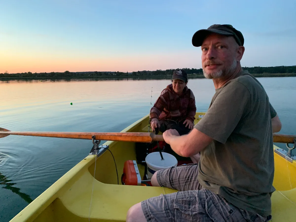Claudio Gerussi und Sofia McGlynn sind gut ausgerüstet fürs Mitternachtsfischen. Sie wollen einen kapitalen Wels ins Boot ziehen.