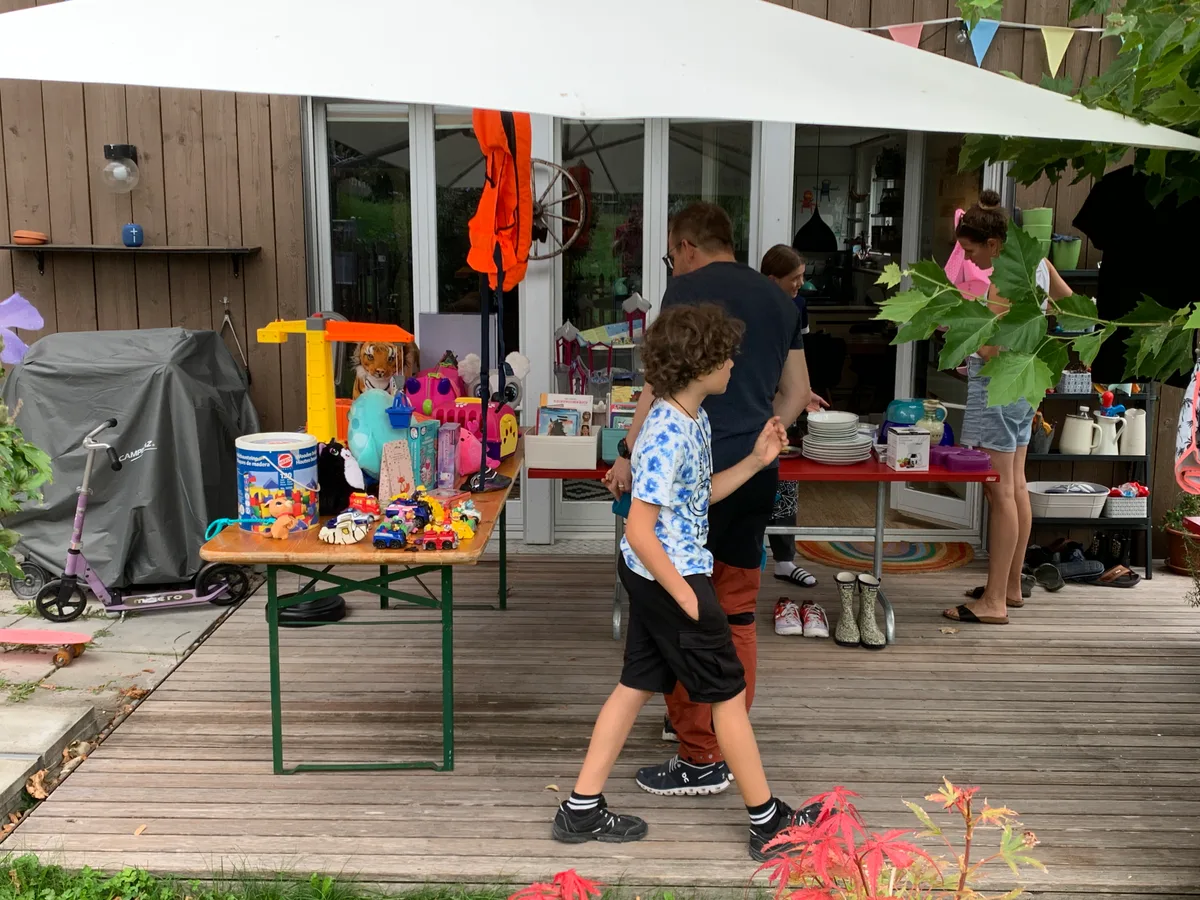 Familie Frey verkaufte Spielsachen, Geschirr und Bücher auf ihrer Terrasse. Flohmarktstände mit Flohmarktgegenständen.
