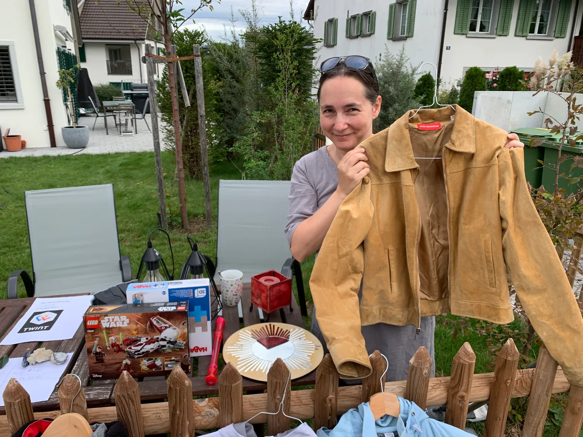 Ludivine Rapendy trennt sich nur ungern von ihrer Lederjacke. Flohmarktstände mit Flohmarktgegenständen.