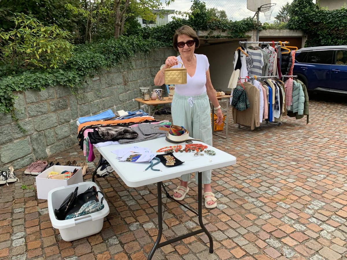 Sabine Zünd will den Ertrag für einen guten Zweck spenden. Flohmarktstände mit Flohmarktgegenständen.