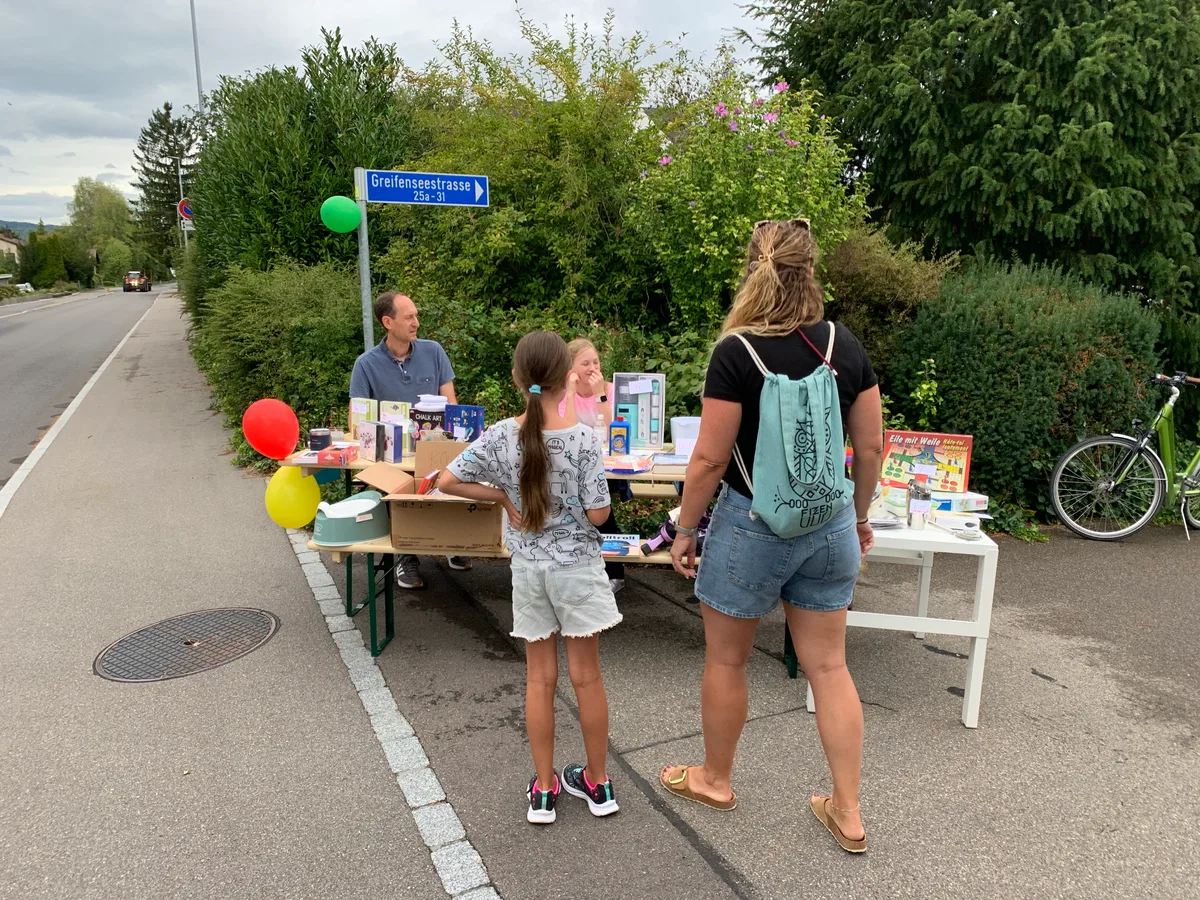 Martin Jungfer und Tochter Emilia verkauften spottbillig. Flohmarktstände mit Flohmarktgegenständen.