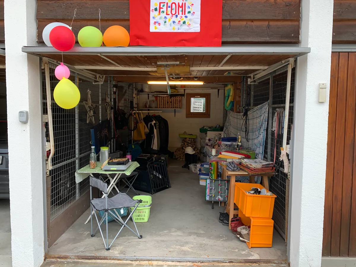 Die Garage von Hans Haug war tadellos als Flohmarkt umgestaltet. Flohmarktstände mit Flohmarktgegenständen.