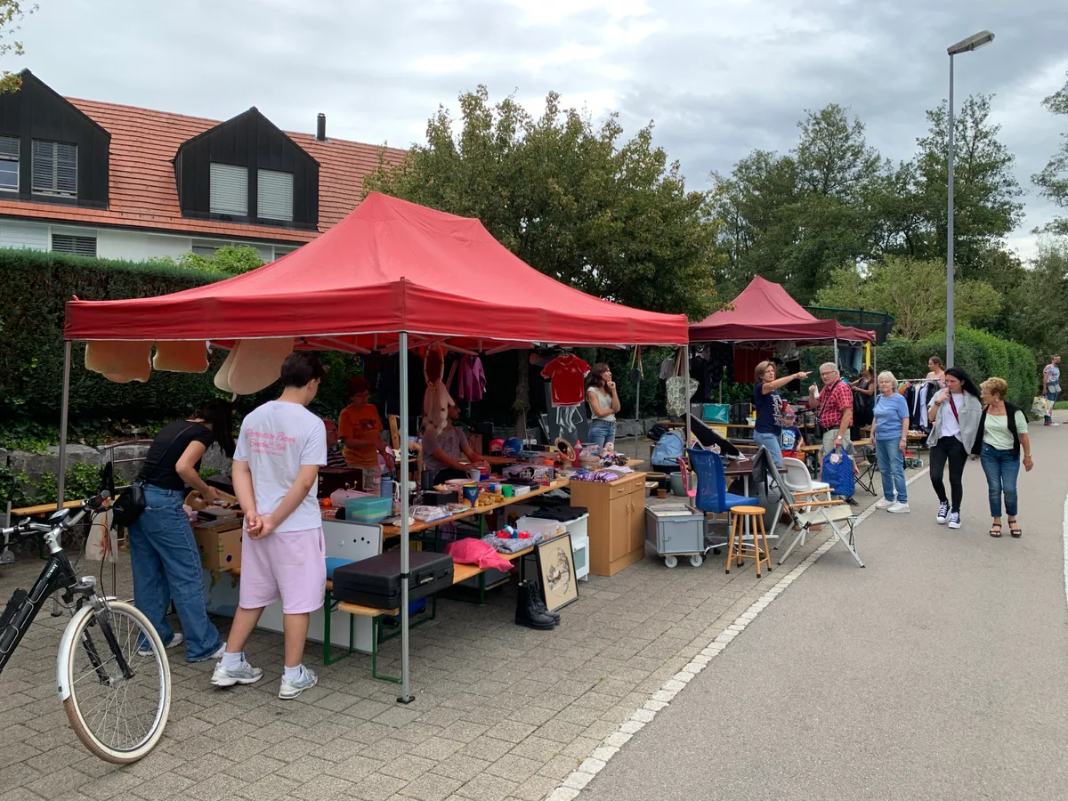An der Grabenstrasse bildeten Quartierbewohner den Chimlibächler Flomi. Flohmarktstände mit Flohmarktgegenständen.