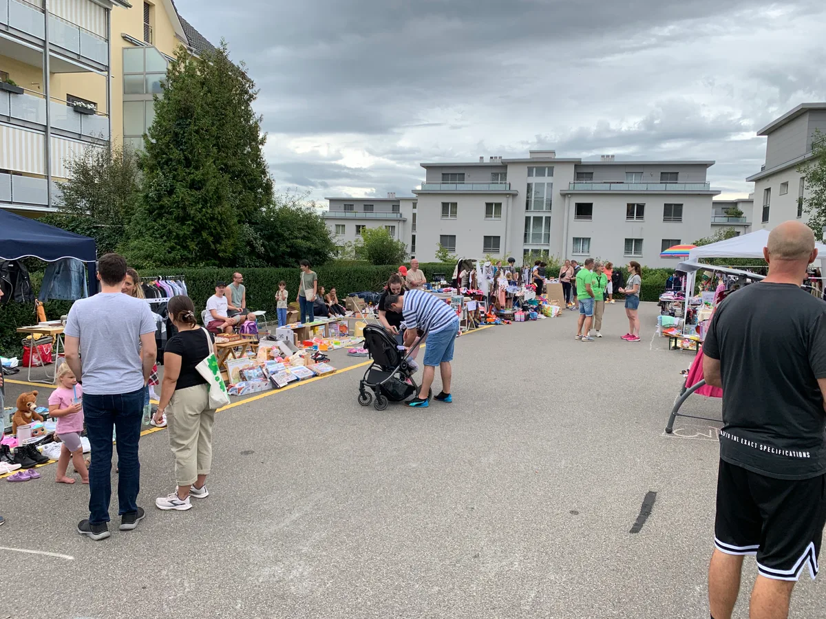 Im Zentrum beim Gemeindehaus bildete sich ein Flohmarkt im klassischen Sinne. Flohmarktstände mit Flohmarktgegenständen.
