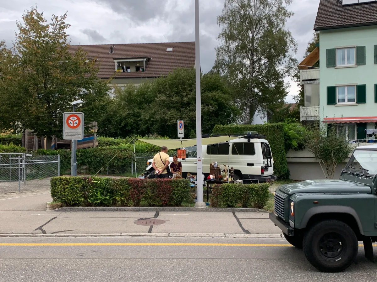 Auch ein privater Parkplatz wurde zum Verkaufsort. Flohmarktstände mit Flohmarktgegenständen.