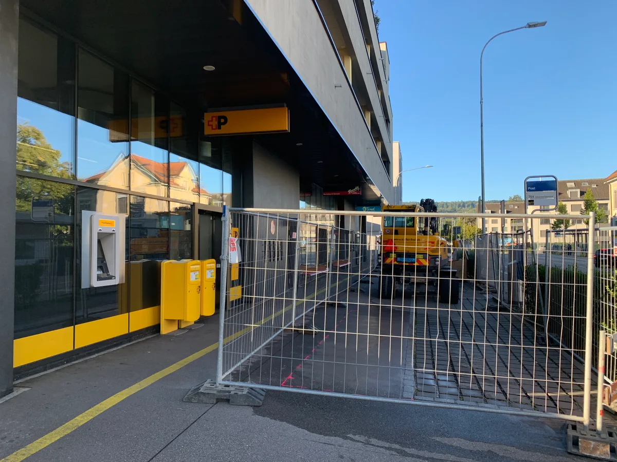 Bis Ende September sollen die Bauarbeiten vor der Post Dübendorf andauern.