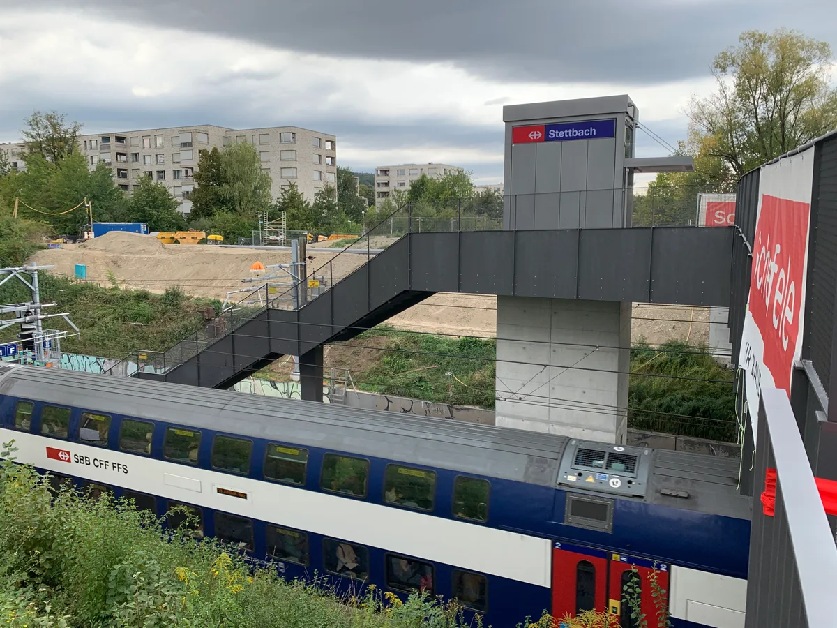 Nun haben die Hochbord-Bewohner eine Abkürzung zum Perron des Bahnhofs Stettbach. Eröffnung der neuen Passerelle am Bahnhof Stettbach in Dübendorf.