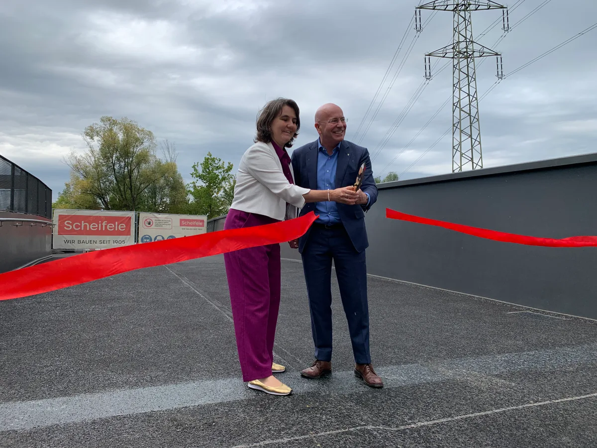 Der Dübendorfer Tiefbauvorstand Roger Gallati und die Zürcher Stadträtin Simone Brander schneiden zur Eröffnung der Passerelle das Band durch. Der Dübendorfer Tiefbauvorstand Roger Gallati und die Zürcher Stadträtin Simone Brander schneiden zur Eröffnung der Passerelle das Band durch.
