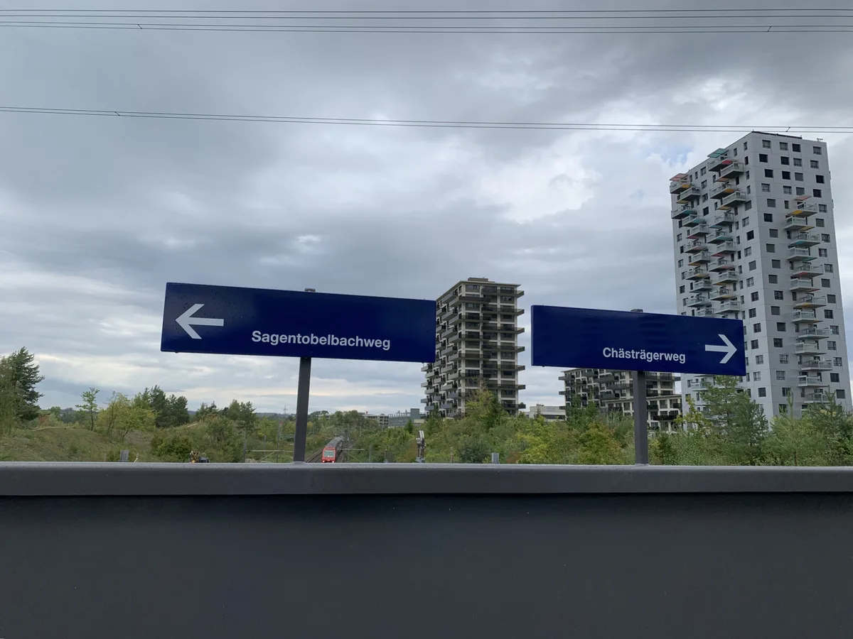Links gehts Richtung Zürich, rechts nach Dübendorf. Eröffnung der neuen Passerelle am Bahnhof Stettbach in Dübendorf.