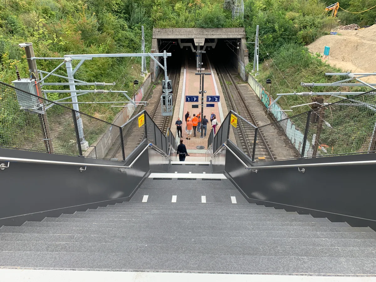Nun haben die Hochbordbewohner eine Abkürzung zum Perron des Bahnhofs Stettbach. Eröffnung der neuen Passerelle am Bahnhof Stettbach in Dübendorf.