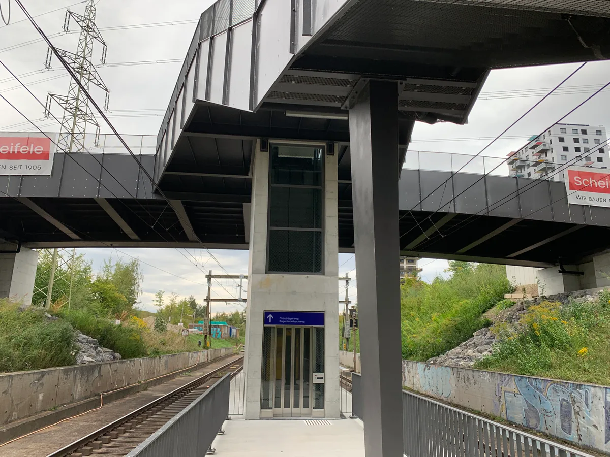 Der Bau der Passerelle hat neun Millionen Franken gekostet. Eröffnung der neuen Passerelle am Bahnhof Stettbach in Dübendorf.