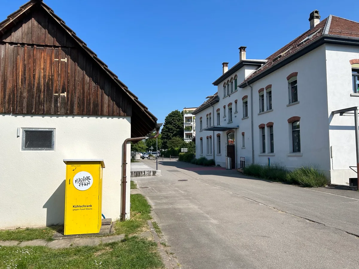 Der Madame Frigo Kühlschrank steht in Fällanden.