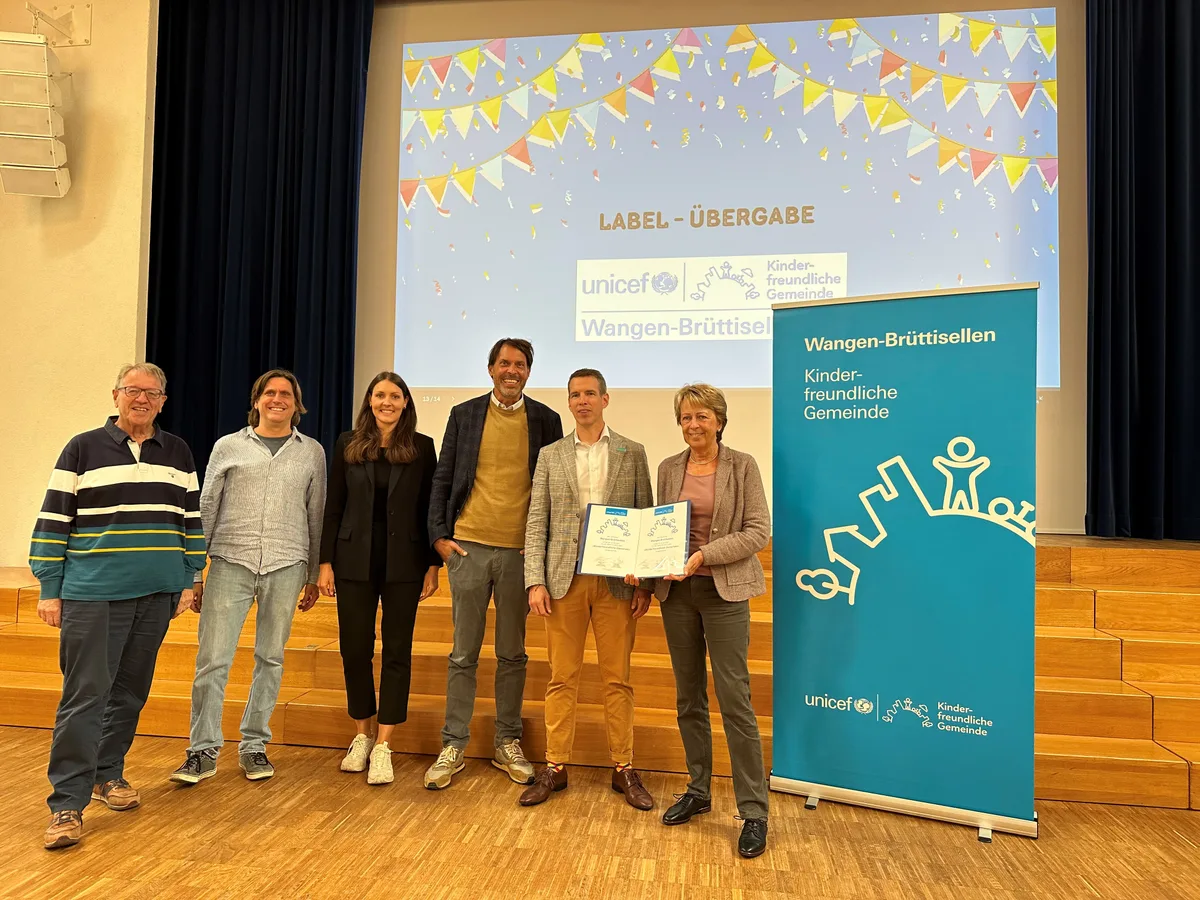 31290074-8 Samuel Wille von der Unicef Schweiz und Lichtenstein übergab Gemeindepräsidentin Marlis Dürst das Label.