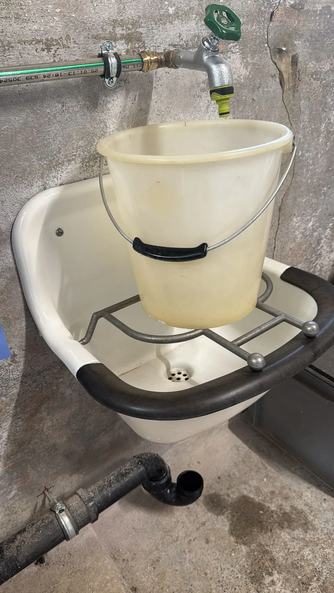 Dieses Gusslavabo hat unter dem Gartenwasserhahn eines Käufers einen neuen Platz gefunden. Kurz nach der Abholung hat es der neue Besitzer bereits montiert. Ein Lavobo
