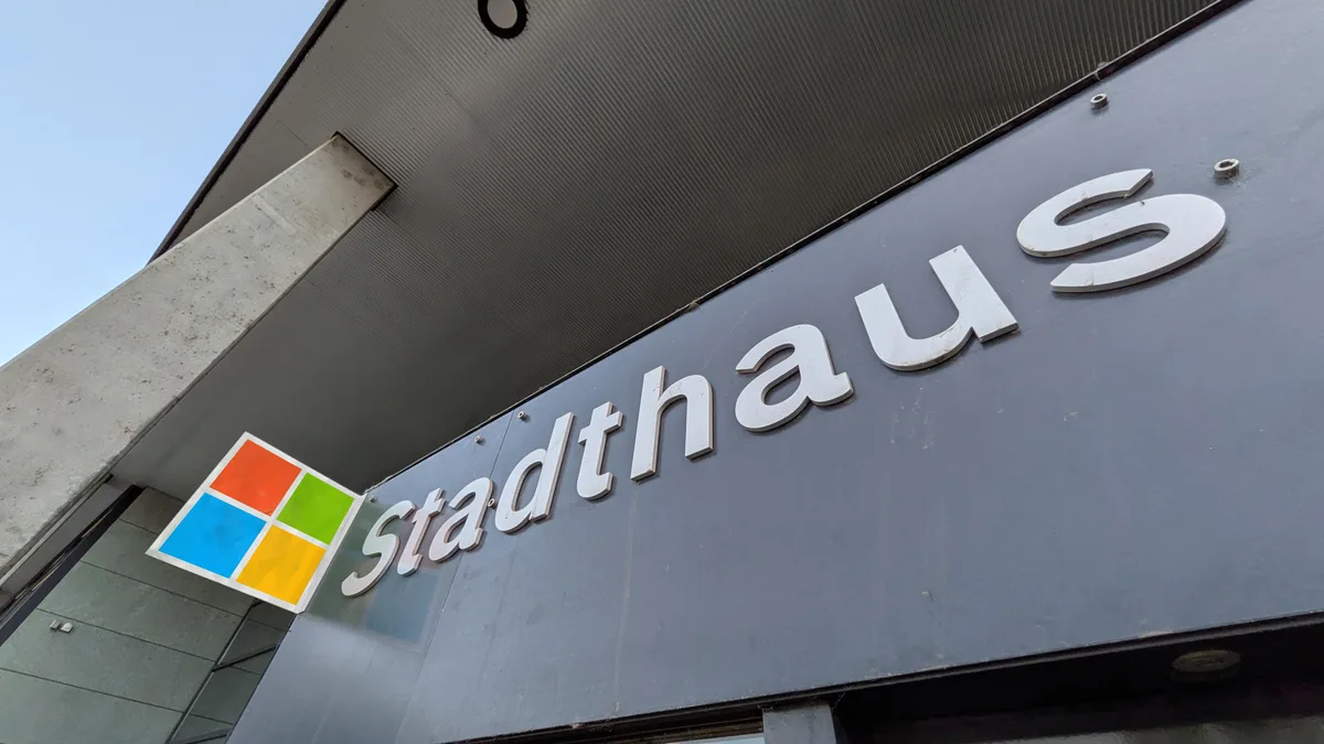[[[Achtung, Bildmontage!]]] Im Stadthaus von Dübendorf setzt man – wie in den vielen anderen Stadt- und Gemeindeverwaltungen auch – auf Microsoft 365.