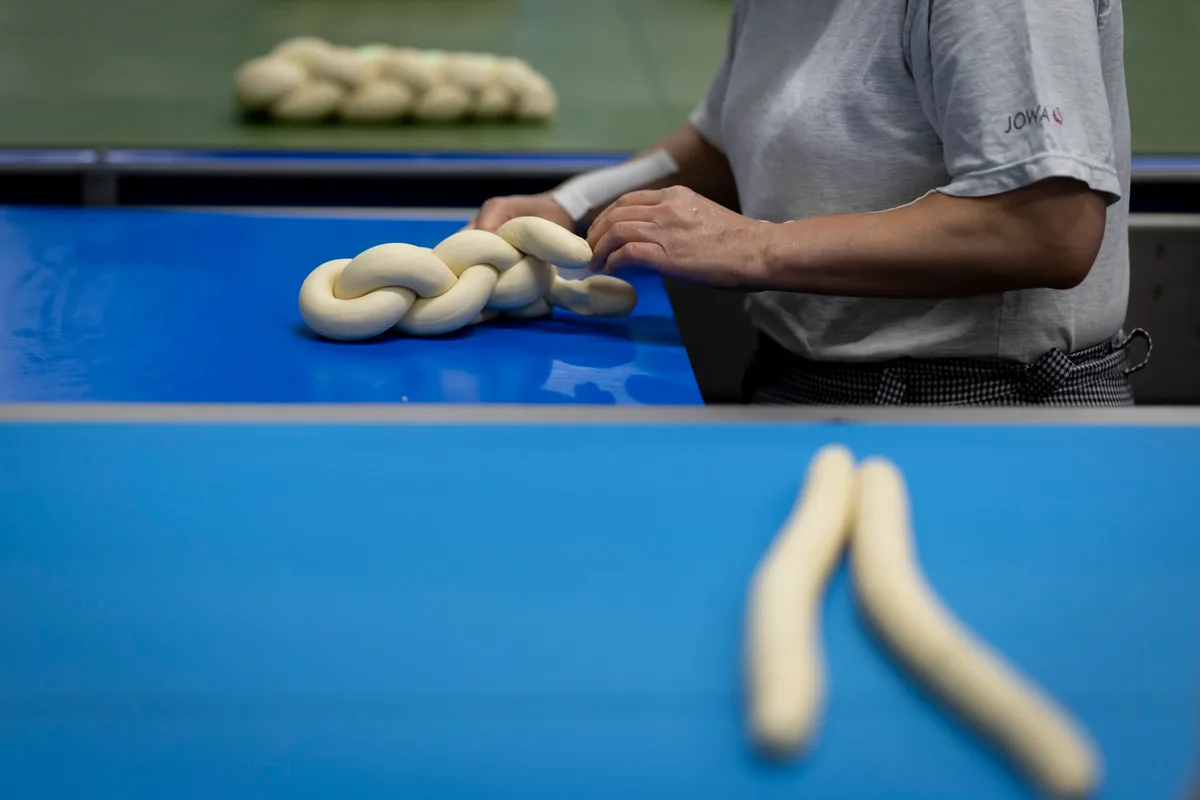 Eine Arbeiterin «zöpfelt».