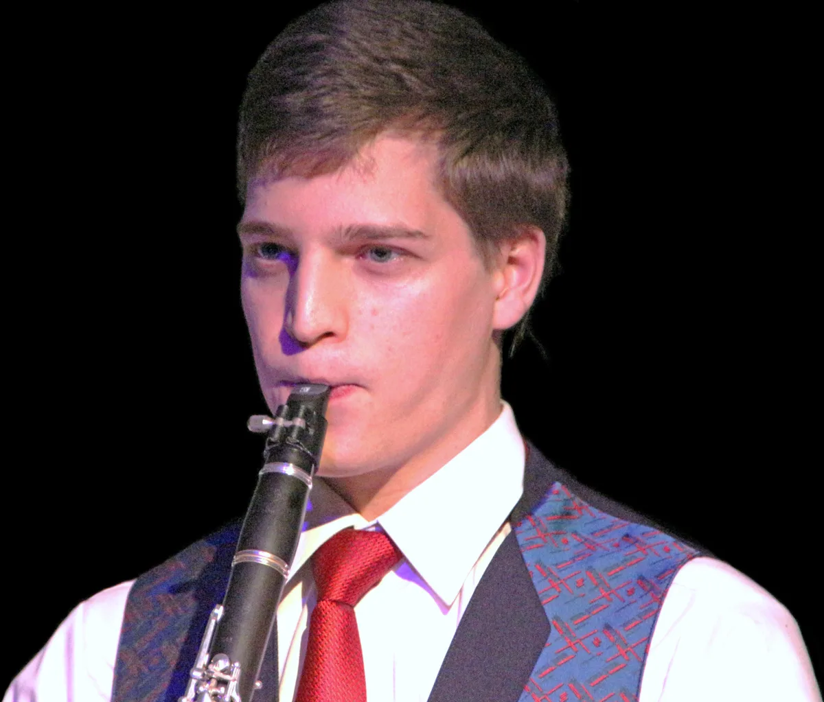 Niels Niederwieser spielt seit neun Jahren Klarinette in der Musikgesellschaft Fällanden. Man sieht einen Klarinettisten.