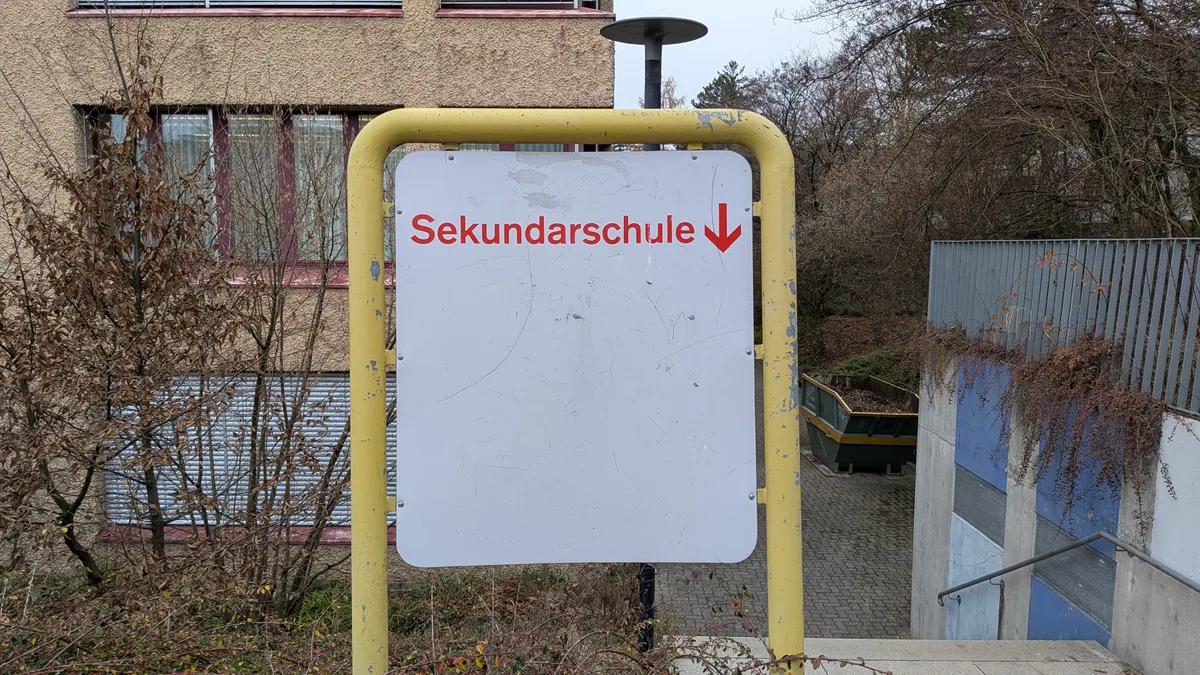 Das Schulhaus Stägenbuck im Winter 2025. Das Schulhaus Stägenbuck im Winter 2025.