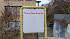 Das Schulhaus Stägenbuck im Winter 2025. Das Schulhaus Stägenbuck im Winter 2025.