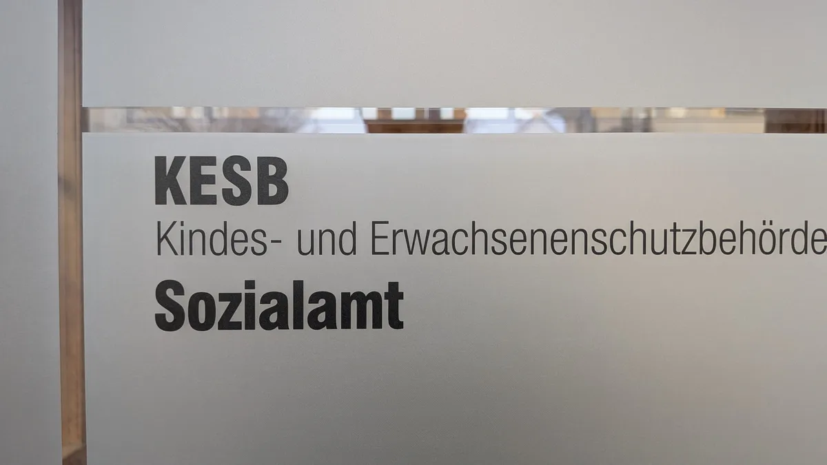 Man sieht ein Bild mit der Aufschrift «Kesb».