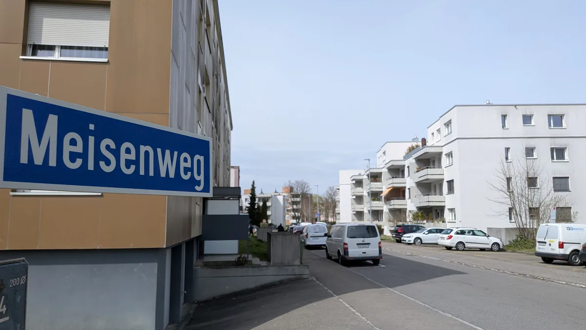 Im Vogelquartier können Grundstücksbesitzer aufgrund der höheren Ausnützungsziffer deutlich dichter bauen. Szene in einem Dübendorfer Wohnquartier.
