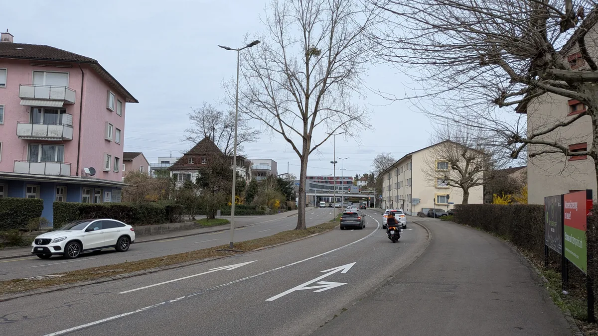 Hier entlang der Überlandstrasse sind nun 40 Meter hohe Gebäude erlaubt. Szene in einem Dübendorfer Wohnquartier.