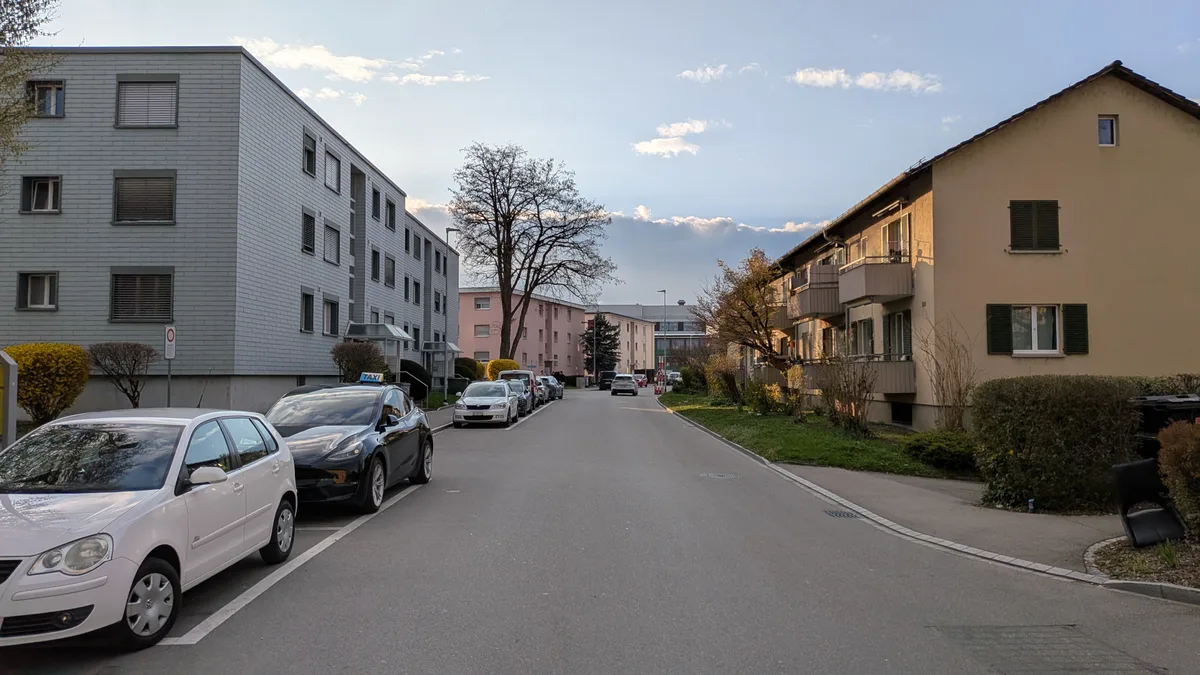 Hier an der Kriesbachstrasse wollte der Stadtrat bei Neubauten einen Mindestanteil von 20 Prozent für Gewerberäume vorschreiben, doch der Gemeinderat war dagegen. Blick auf Gebäude einer Agglomerationsstadt.
