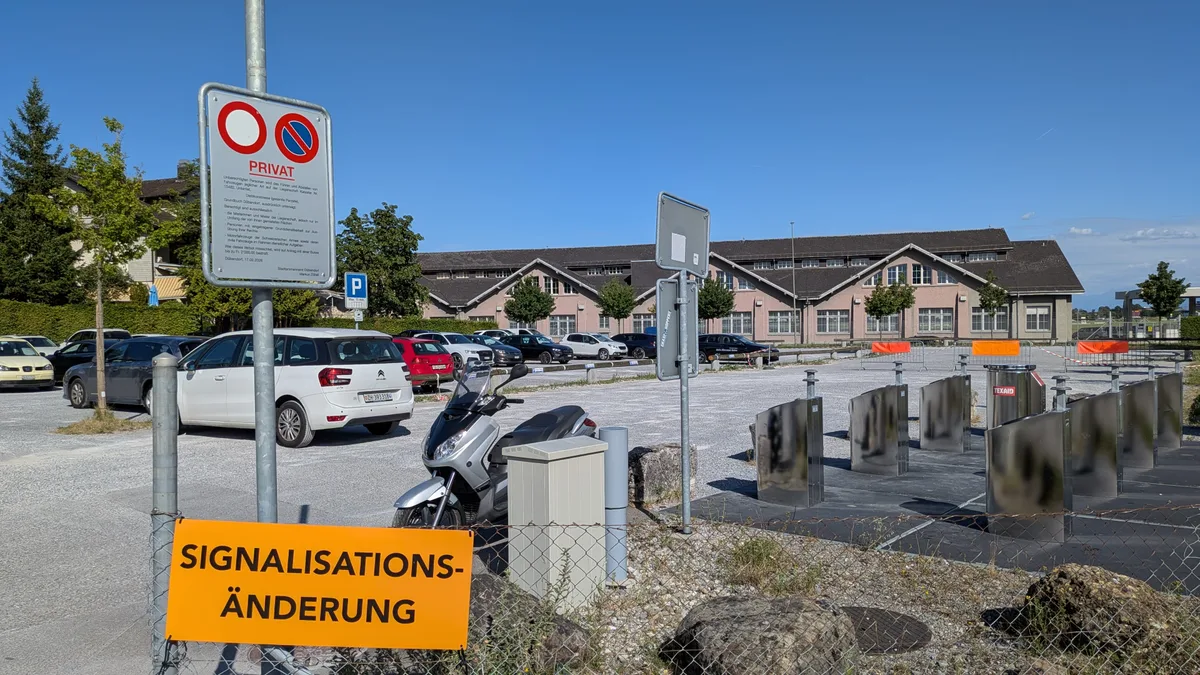 Widersprüchliche Angaben: Man darf nicht reinfahren und nicht parkieren, aber es hat öffentliche Kurzzeitparkplätze.