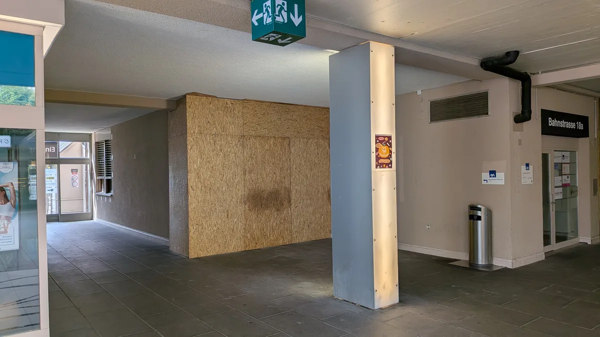 Blick auf einen Einkaufsladen in einem ländlichen Einkaufscenter.
