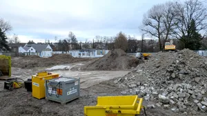 28457130-10 Hier war mal ein grosser Parkplatz (und ein Betriebs- und Garderobengebäude): Weil das Hallenbad gebaut wird, fehlen dem Kulturbetrieb Parkplätze.