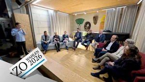 13269816-3 Am Wahlpodium wurden die wichtigen Dübendorf-Themen besprochen.
