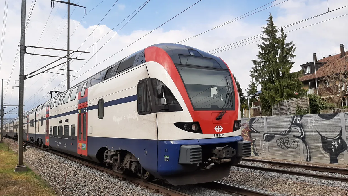 Noch muss der Lokführer im Bereich der Empa/Eawag vom Gas, aber schon bald ist hier wieder Normalbetrieb angesagt. Noch muss der Lokführer im Bereich der Empa/Eawag vom Gas, aber schon bald ist hier wieder Normalbetrieb angesagt.