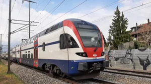 Noch muss der Lokführer im Bereich der Empa/Eawag vom Gas, aber schon bald ist hier wieder Normalbetrieb angesagt. Noch muss der Lokführer im Bereich der Empa/Eawag vom Gas, aber schon bald ist hier wieder Normalbetrieb angesagt.