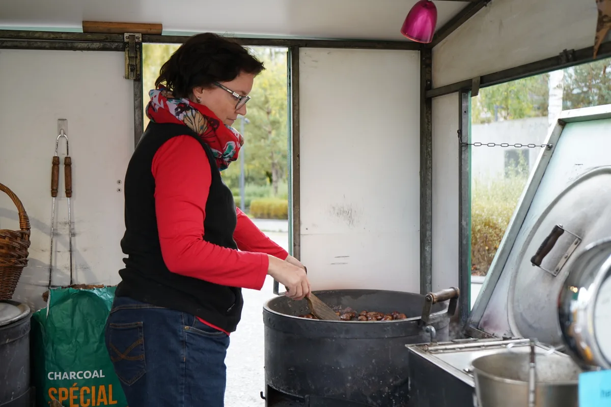 Bernet brät in ihrem Marronistand die Marroni.