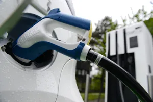Eröffnung einer E-Tanksäule (E-Tankstelle) in Dübendorf des Glattwerk.
Gruppenfoto von links n.rechts:
Fabian Nager,
Martin Bäumle, (Stadtrat)
Christine Schlittler,(auf dem 4'er Foto)
Felix Zumbach Eröffnung einer E-Tanksäule (E-Tankstelle) in Dübendorf des Glattwerk.
Gruppenfoto von links n.rechts:
Fabian Nager,
Martin Bäumle, (Stadtrat)
Christine Schlittler,(auf dem 4'er Foto)
Felix Zumbach