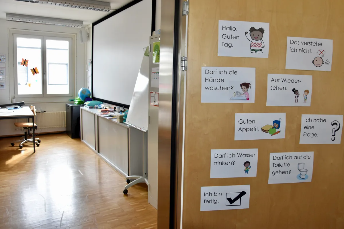 Blick in ein helles Klassenzimmer.