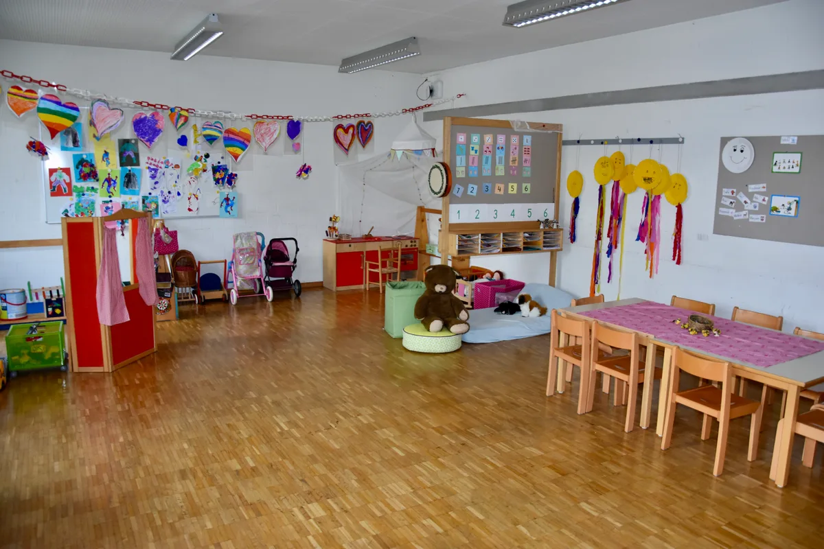 Ein Zimmer voller Kinderspielzeug.