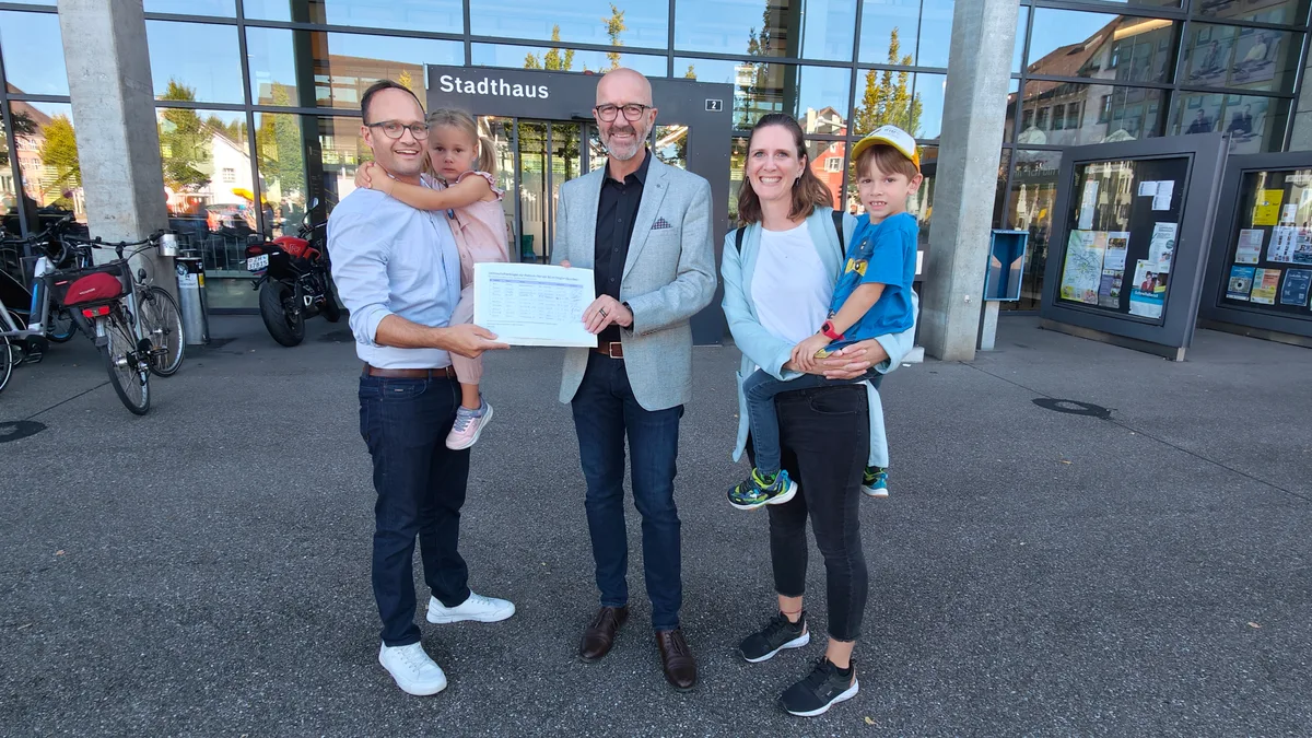 Von links: Reto Stapfer mit Emilia Malia, André Ingold und Marina Grau mit ihrem Sohn Siro. Von links: Reto Stapfer mit Emilia Malia, André Ingold und Marina Grau mit ihrem Sohn Siro.