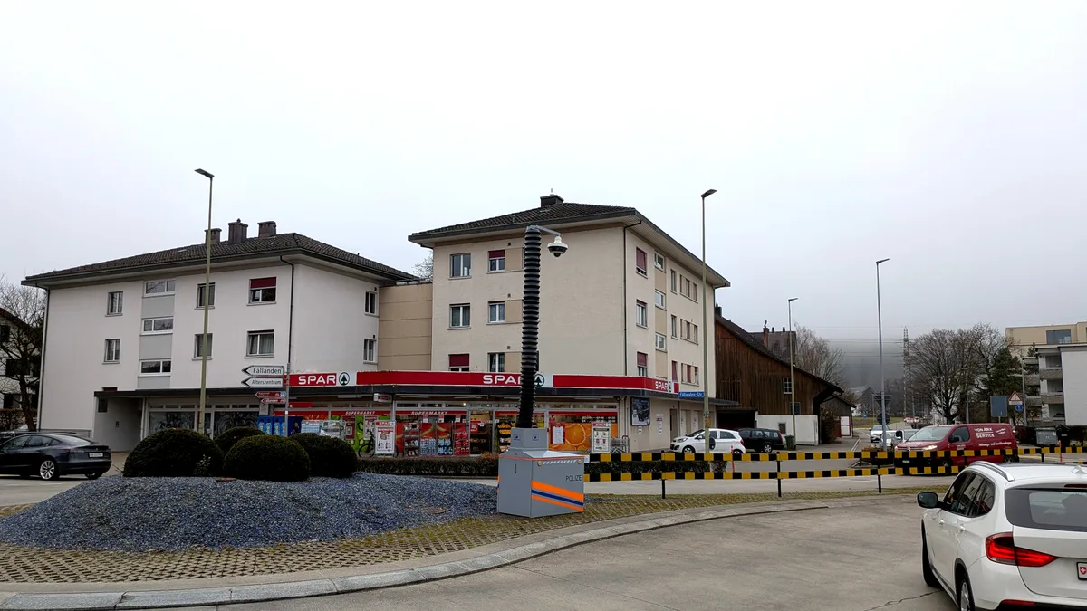 Wenn es die Sprayer in Dübendorf übertreiben, rückt die Stadtpolizei mit ihrer mobilen Überwachungskamera an. Wenn es die Sprayer in Dübendorf übertreiben, rückt die Stadtpolizei mit ihrer mobilen Überwachungskamera an.