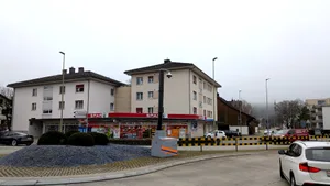 Wenn es die Sprayer in Dübendorf übertreiben, rückt die Stadtpolizei mit ihrer mobilen Überwachungskamera an. Wenn es die Sprayer in Dübendorf übertreiben, rückt die Stadtpolizei mit ihrer mobilen Überwachungskamera an.