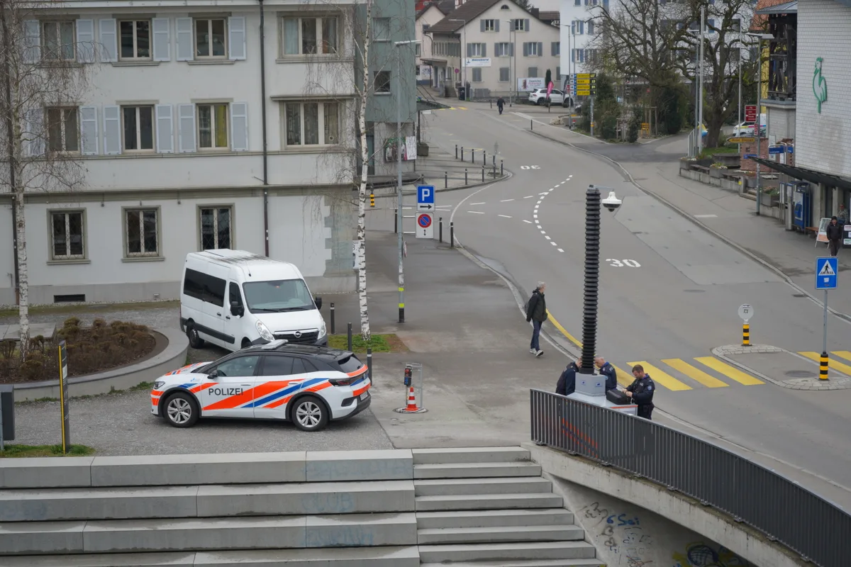 Die Polizei stellt am Glattquai ihre mobile Überwachungskamera auf. Auf den Treppen am Glattufer sind noch die Spuren des letzten Saubannerzugs zu sehen.
$